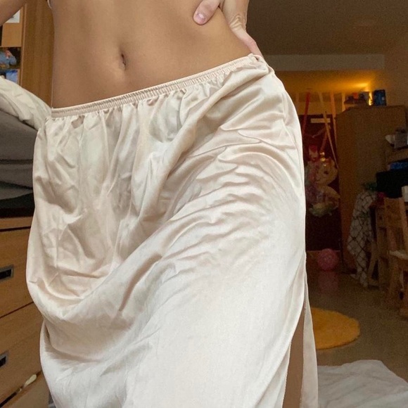 SILK PINK MAXI SKIRT 👛 - Picture 1 of 2